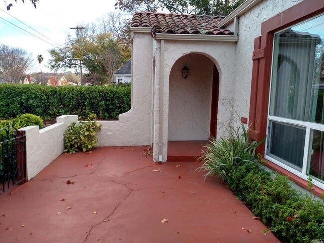 Building Photo - 463 Talbot Ave