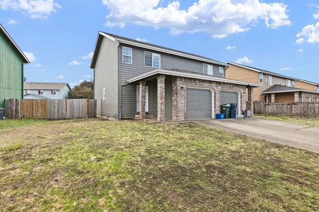 Building Photo - Fantastic 3-Bedroom, 1.5-Bath Duplex With landscaping Included!