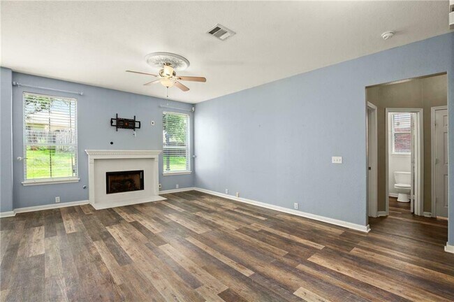 Foto del edificio - 717 Adler Falls Ln