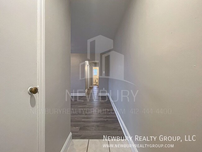 Foto del edificio - Urban Tranquility: Your Pristine 2-Bed, 1-...
