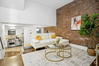 Building Photo - 125 E 83rd St