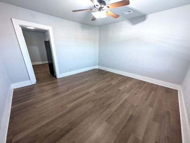 Building Photo - Adorable One Bedroom