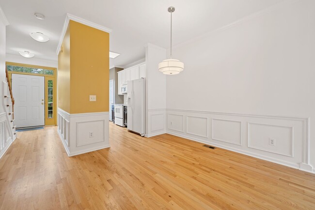 Building Photo - Adorable 2br/2.5ba townhouse: Available Now