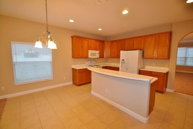 Building Photo - 5054 Legacy Oaks Dr