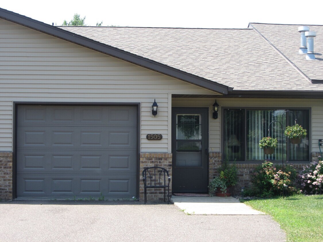 Primary Photo - Spacious 2 Bedroom, 1 Bathroom Duplex off ...