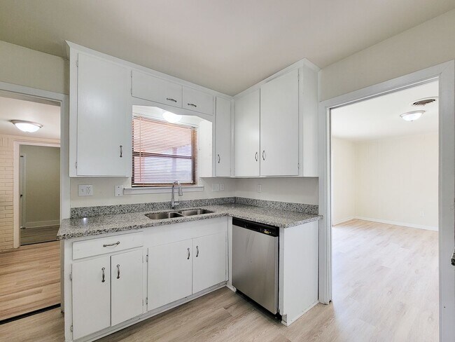 Building Photo - BEAUTIFUL REMODELED 4 BEDROOM 2 BATH HOME IN LAKE JACKSON, TEXAS
