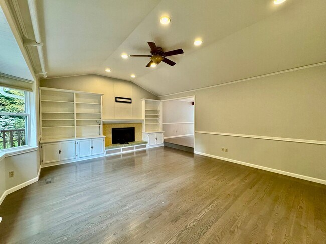 Foto del edificio - Renovated Woodinville home sitting in park like setting.
