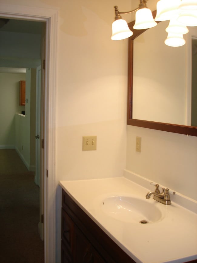 Building Photo - 618 E Campus Dr