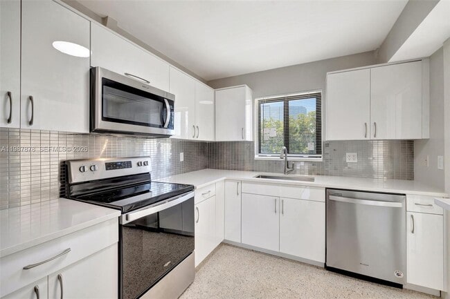 Building Photo - 2190 NE 51st Ct