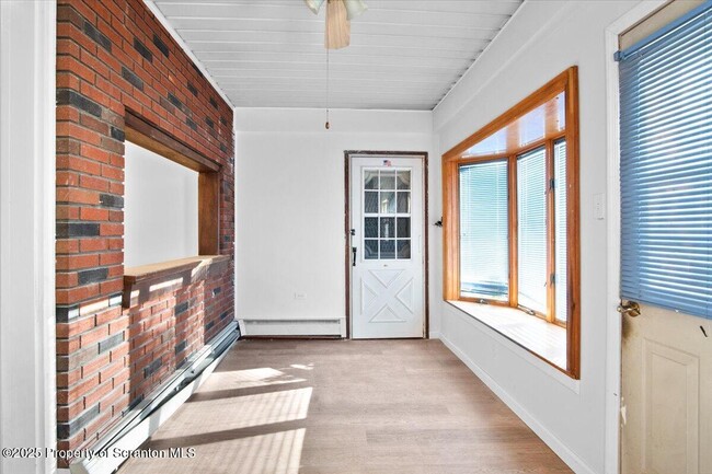 Building Photo - 134 Lampman St