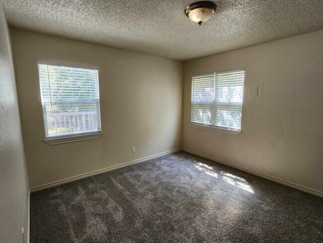 Building Photo - 1908 Circle Dr