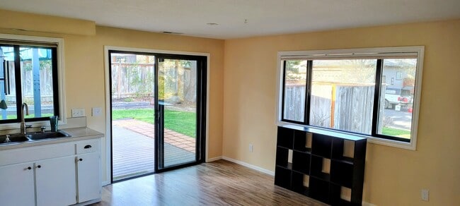 Foto del edificio - 3075 NW Manzanita Pl