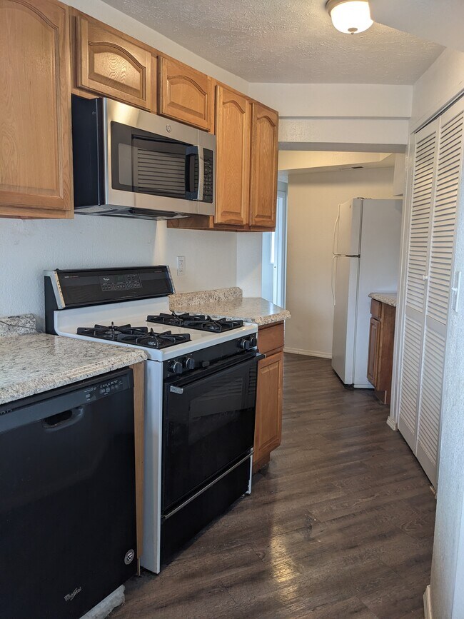 Building Photo - 3118 E MARIETTA AVE APT 2
