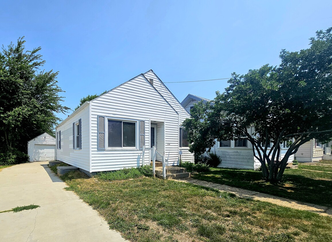 Primary Photo - 348 Lakeview Ave