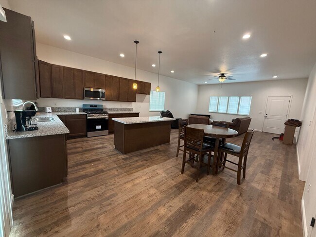 Foto del edificio - Fully Furnished