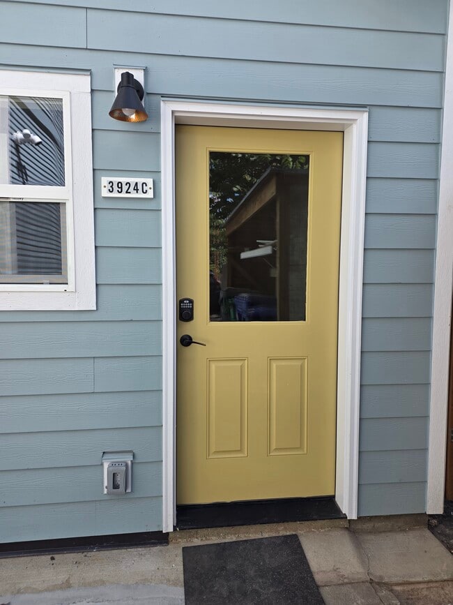 Building Photo - 3924 SE Grant Ct