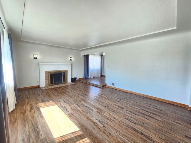 Building Photo - $1,900 - 3 Bed / 2 Bath Charming Rancher Home near the Downriver Golf Course