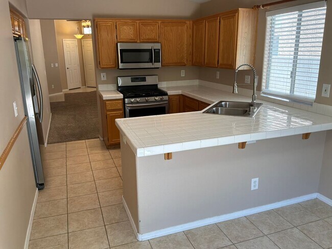Building Photo - Single Story 3 bedrooms 2 bathrooms 2 car garage