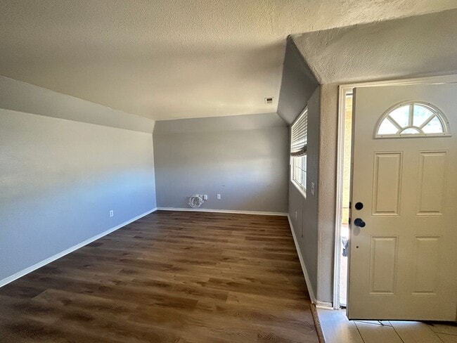 Building Photo - Pet Friendly Home!!!
