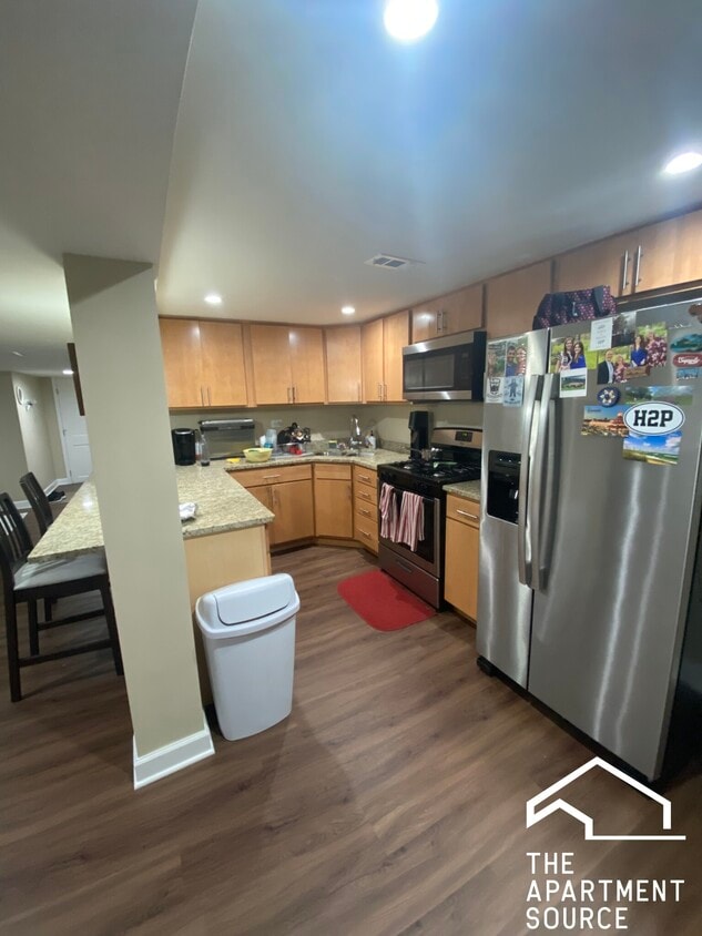 Primary Photo - 2118 N Avers Ave