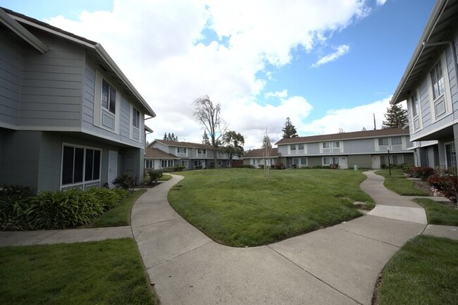 Foto del edificio - Pleasanton Townhome, two stories, 4 bedroo...