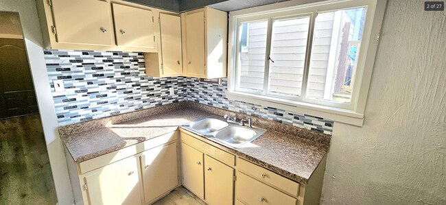 Foto del edificio - Spacious 5-Bedroom Bellevue Home with Sunroom & Massive Backyard