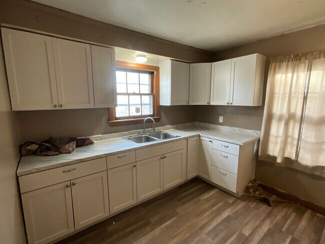 Foto del edificio - Charming Three-Bedroom Single-Family Home with Ongoing Updates