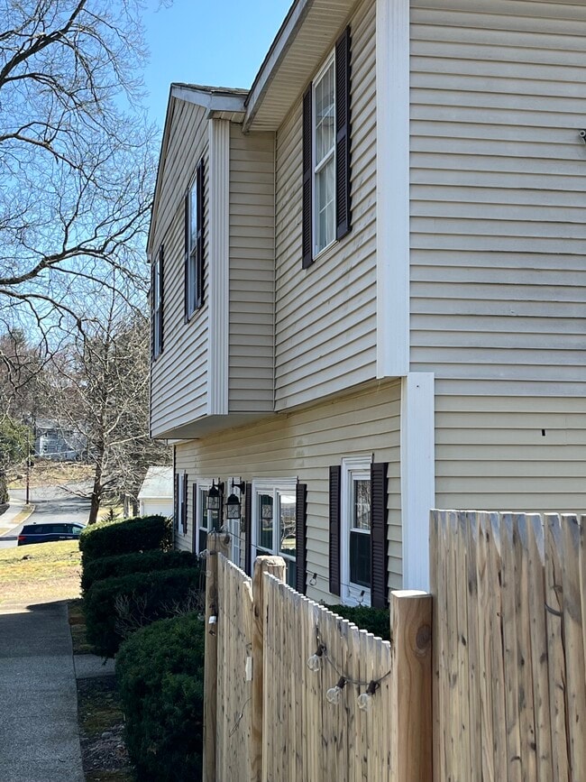Building Photo - 28 Crestview Dr