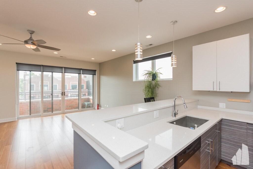 Foto principal - 2248 W Irving Park Rd