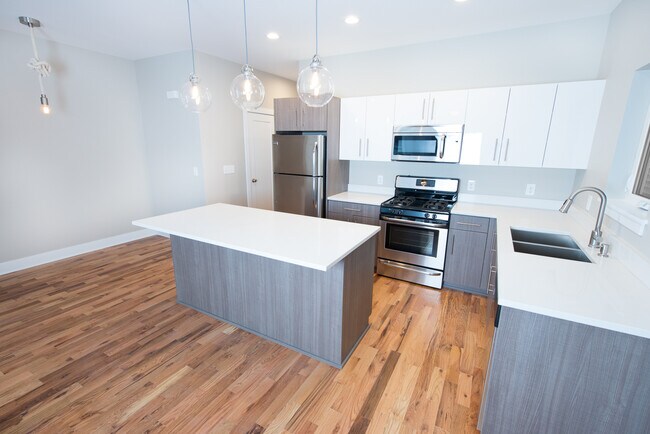 Building Photo - 1600 E Belleview Pl
