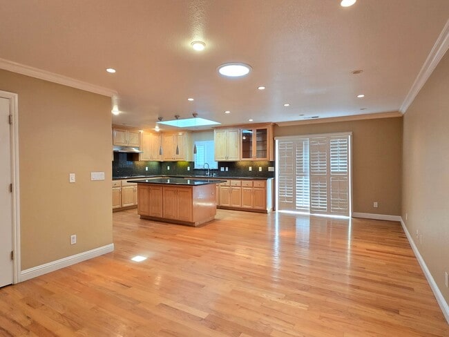 Foto del edificio - Spacious Home, Large Kitchen with Island, Stainless Steel Appliances, Wood Floors, Great Location!