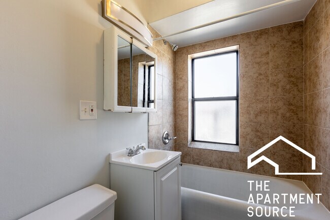 Foto del edificio - 4810 W Armitage Ave