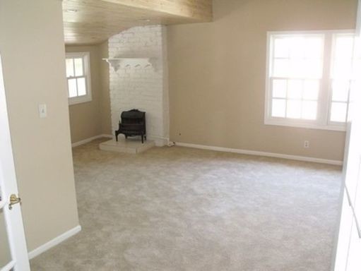 Building Photo - Charming Brookside Home!