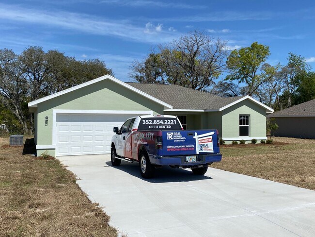 Foto del edificio - Custom Home - Kingsland Country Estates Desirable  4/2/2 **Won't Last**