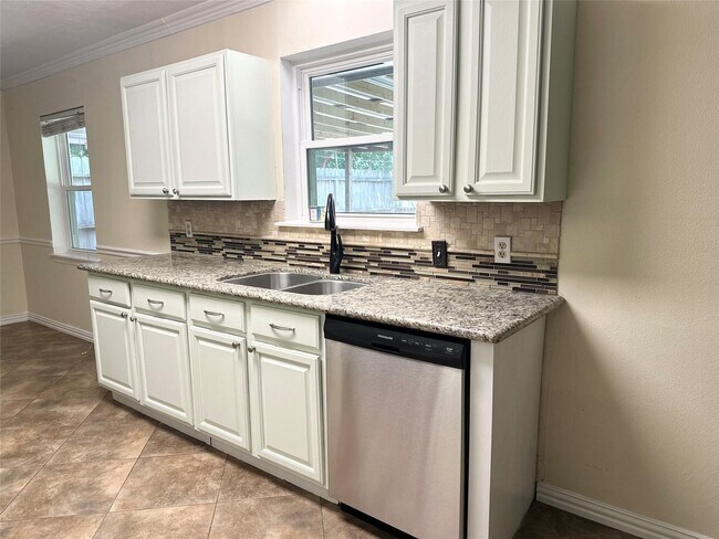 Foto del edificio - 1126 E Dartmouth Ln