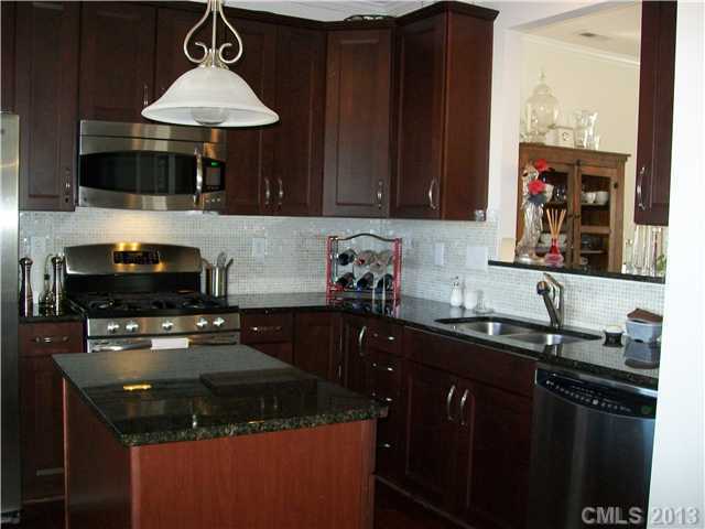 Building Photo - 3-Story Townhome with 3 Master Suites in S...