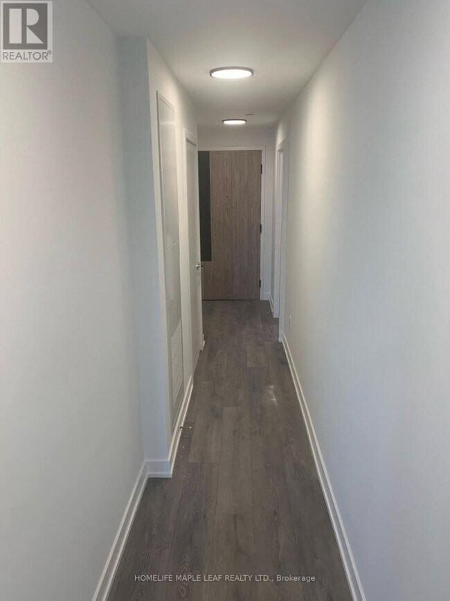 Photo du bâtiment - 1007 The Queensway