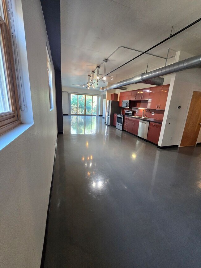 Foto del edificio - Luxurious 2BR , 2BA 2nd floor loft in East Downtown Area- aprox 1650 sq ft