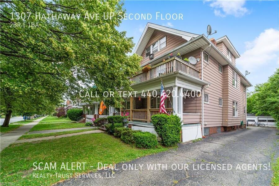Primary Photo - Stylish 2-bedroom 1-bath middle unit with ...