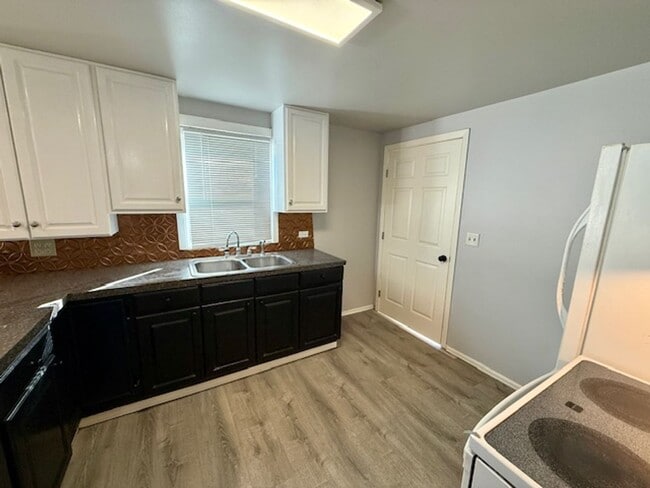 Building Photo - Remodeled 2-Bedroom