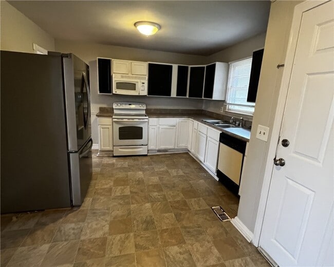 Building Photo - 3012 Cambridge Rd