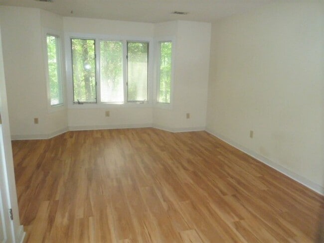 Photo - Nice 2br 2ba townhome-style condo in Mill ...