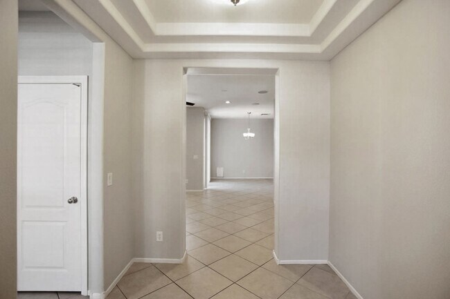 Building Photo - 4 Bedroom, 3 Den West Side Home
