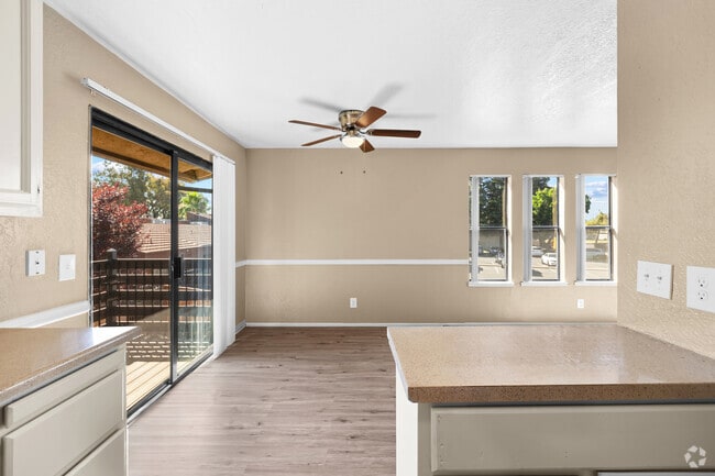 3 habitaciones, 2 baños, 1152 pies cuadrados, cocina - Grouse Run Apartments