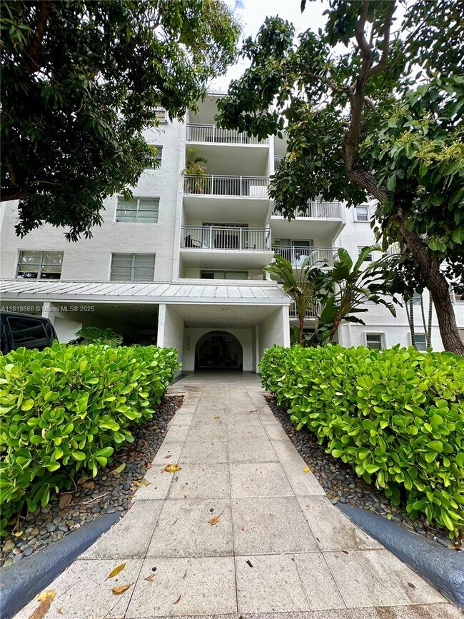 Foto del edificio - 680 NE 64th St