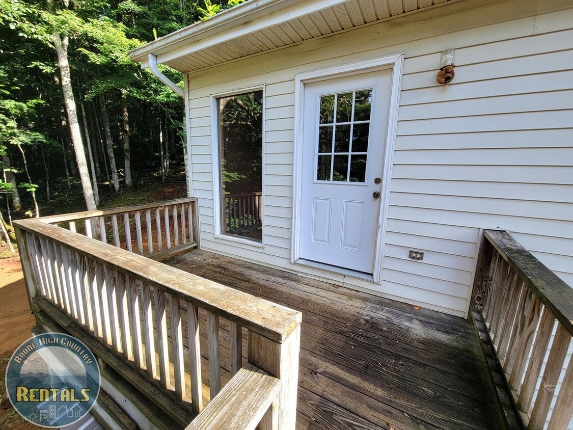 2bd/1ba Upstairs Duplex Off Howard's Creek - 2bd/1ba Upstairs Duplex Off Howard's Creek