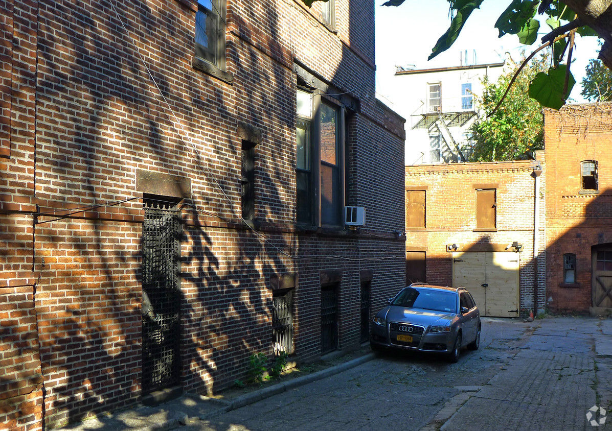 Building Photo - 669 Saint Marks Ave