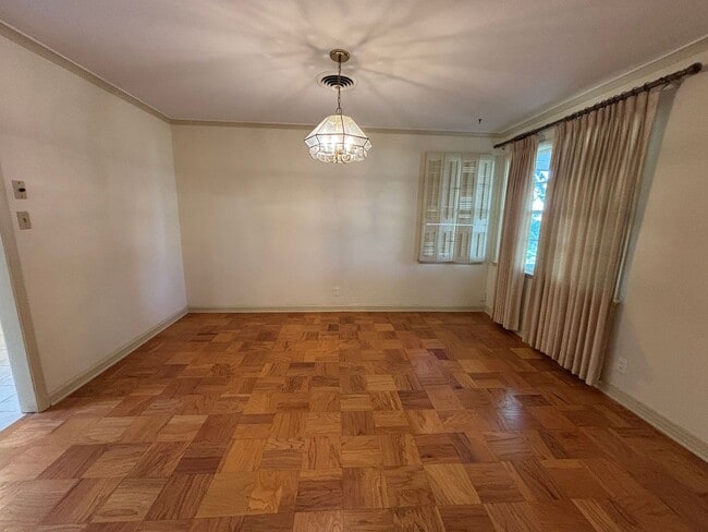 Building Photo - Large home in Brooadmor!