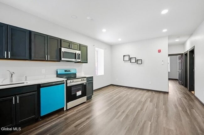 Foto del edificio - 1368 Central Ave