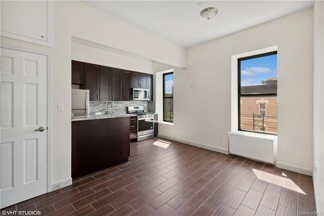Building Photo - 311 St Ann's Ave